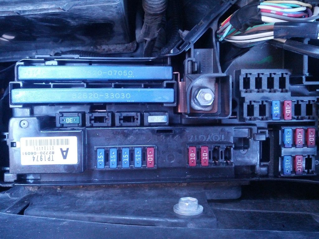 toyota corolla 100 amp fuse #2