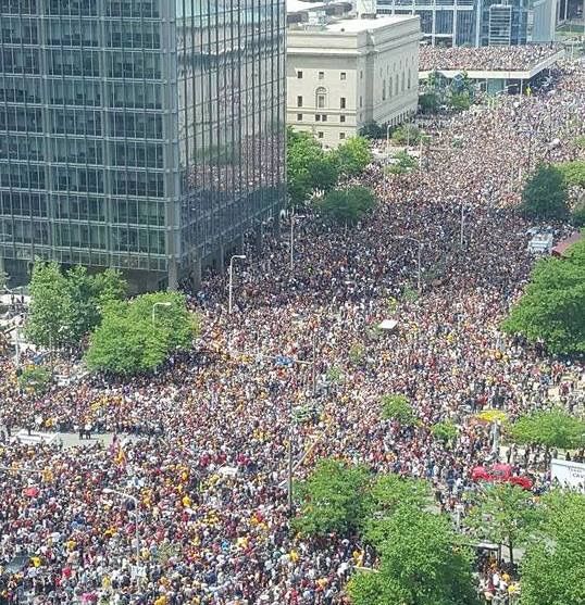 CavsParade12_zpseyo2xysv.jpg